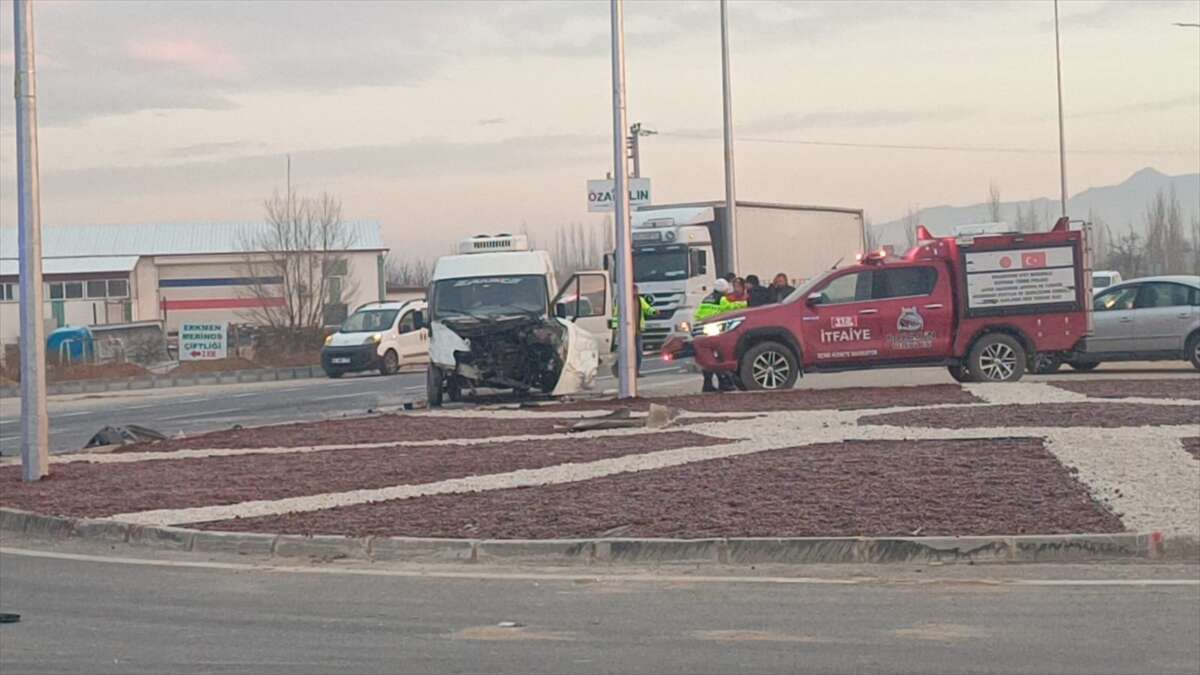 Öğrenci servisi kamyonetle çarpıştı, 17 yaralı var! Kaza sonrası can pazarı 3